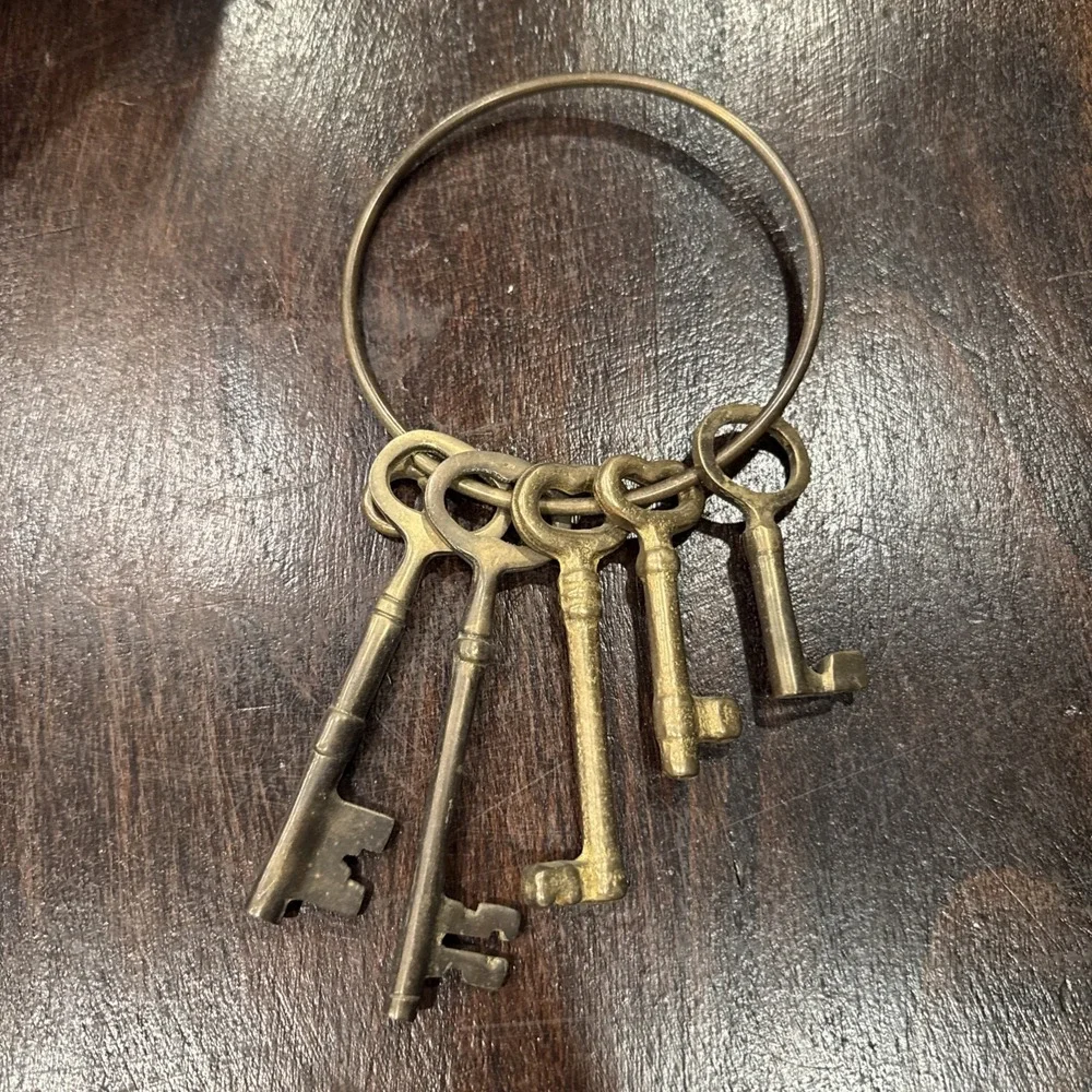 Vintage Large‎ Brass/metal Skeleton Keys on Ring Decorative 5 Jail Style keys